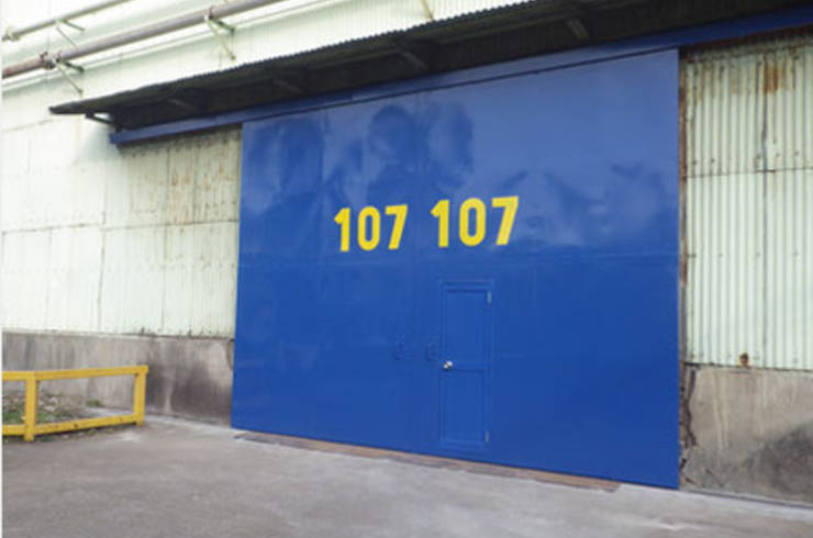 鉄製の大扉です。